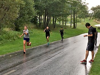 [写真]ダッシュする選手たち