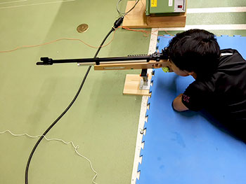 [写真]バイアスロン射撃トレーニング、星澤まさる選手の射撃の構え