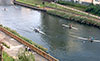 [写真]練習するボートが浮かぶ小名木川