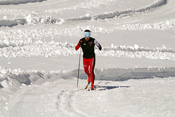 [写真]雪上トレーニングする新田選手