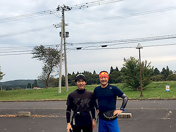 [写真]山を走って岩本選手（左）と長濱コーチ