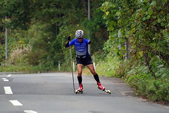 [写真]ローラースキートレーニングする新田選手