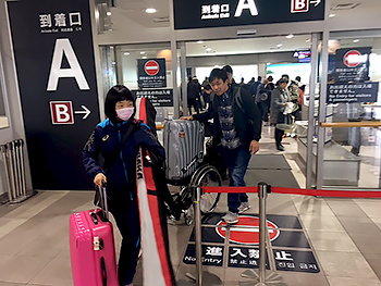 [写真]旭川空港に到着