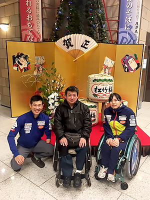 [写真]水野慎一さんと新田佳浩選手、新田のんの選手