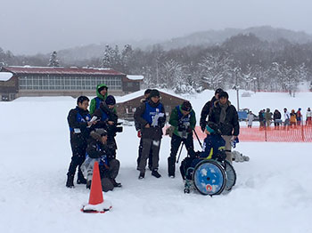 [写真]取材を受ける新田のんの選手