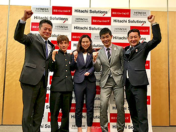 [写真]ガッツポーズの新田佳浩選手、阿部友里香選手、川除大輝選手、長濱コーチ、荒井監督
