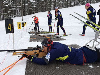 [写真]森宏明選手の射撃姿勢