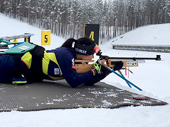 [写真]新田のんの選手の射撃姿勢