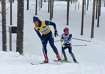 [写真]ホールディングで下る藤田ガイドと高村選手