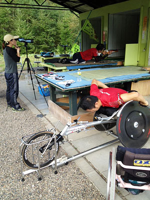 [写真]レーサーで負荷をかけて射撃トレーニング