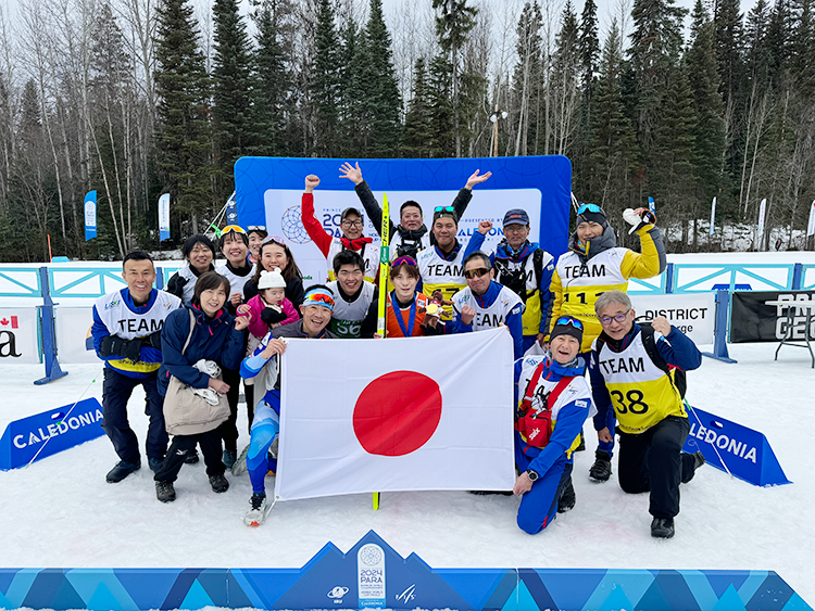 [写真]川除大輝選手の健闘を称える日本チームのメンバー