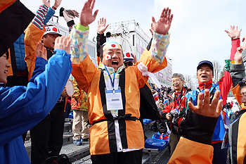 [写真]久保選手の銅メダル獲得、バンザーイ！