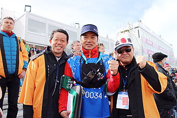 [写真]荒井監督と。左から石川常務、佐久間社長