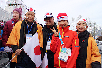 [写真]太田選手と。左から 山崎専務、佐久間社長、日立ソリューションズ・ビジネスの大西社長