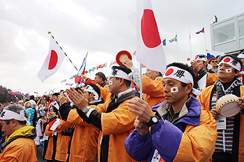 [写真]願いを込めて応援する役員や社員たち