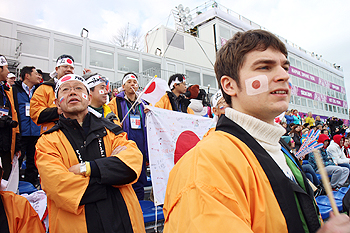 [写真]応援する社員