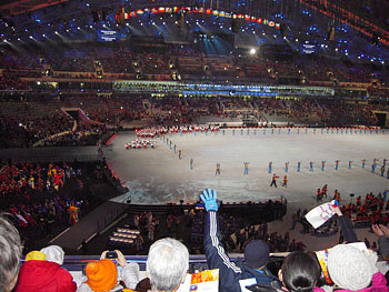 [写真]地元ロシアの選手団の登場に大歓声