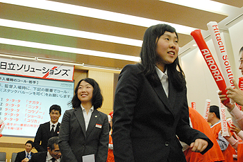 [写真]後援会の声援で見送られる選手たち