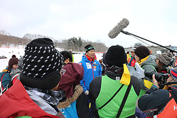 [写真]囲み取材を受ける新田選手