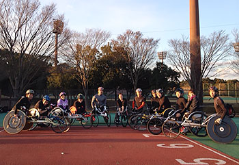 [写真]関東車椅子競走部のメンバーと久保恒造選手