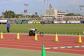 [写真]7位でフィニッシュする久保選手