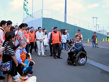 [写真]挨拶する長田選手