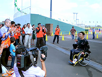 [写真]挨拶する久保選手