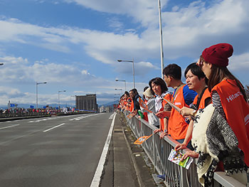 [写真]3km地点の弁天大橋で待機する応援団