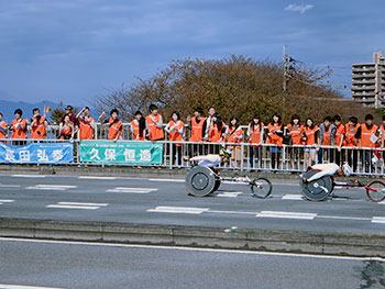 [写真]応援団の前を通過する久保選手