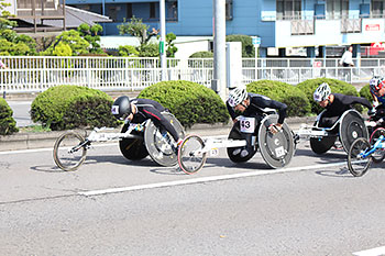 [写真]集団を引っ張る長田選手