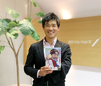 [写真]『不可能とは、可能性だ パラリンピック金メダリスト新田佳浩の挑戦』を持つ新田選手