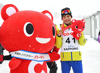 [写真]大会アンバサダーの「コーすけ」と