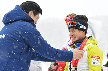 [写真]金メダルを授与される川除選手