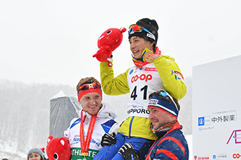 [写真]1位で抱えあげられる川除選手