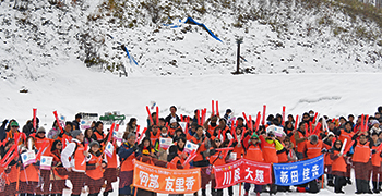 [写真]ワールドカップ 札幌大会で選手の活躍に声援をおくる日立ソリューションズ応援団