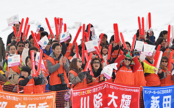 [写真]日立ソリューションズ応援団