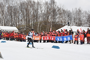 [写真]応援団の前を滑走する川除選手