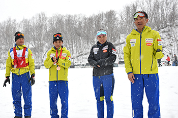 [写真]チームアウローラのメンバーが応援に来てくださった皆さんに感謝！