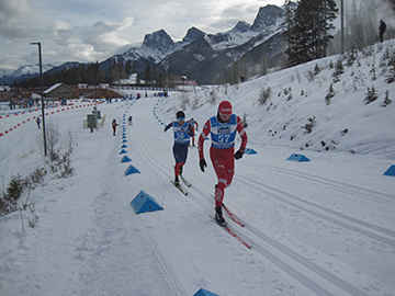 [写真]決勝でロシアのプロンコフ選手と競る川除大輝選手