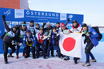 [写真]川除選手を囲む日本代表チーム