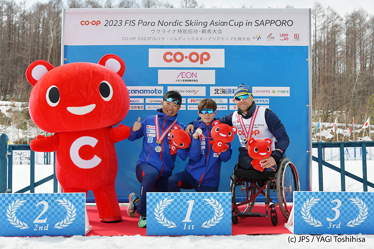 [写真]5kmクラシカルの表彰式　川除1位、新田2位！