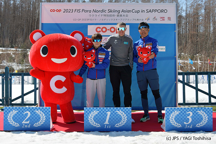 [写真]川除選手、新田選手、1位カザフスタンのゲーリッツ・アレキサンダー選手と