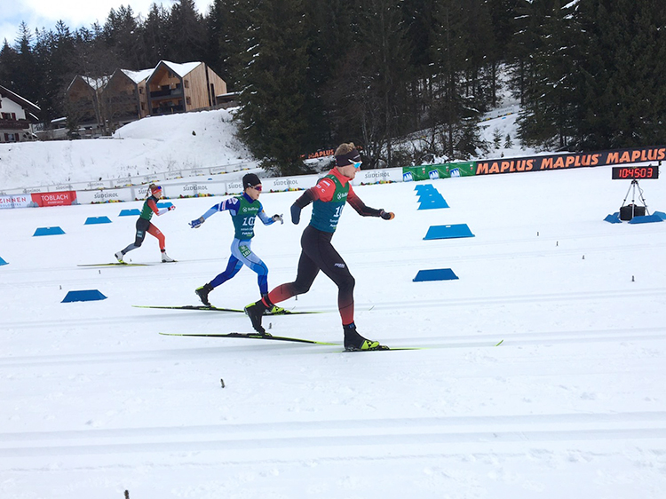 [写真]ライバルのウィットールド選手と競る川除選手