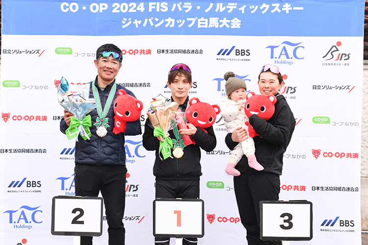 [写真]表彰式で123フィニッシュのアウローラスキー部メンバー