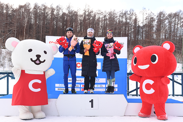 [写真]表彰式の様子　2位川除大輝選手