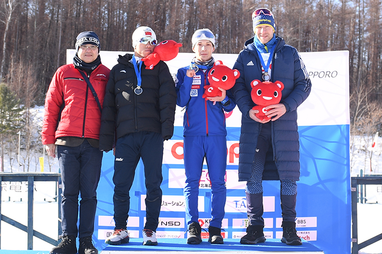[写真]男子立位の表彰式　川除選手1位