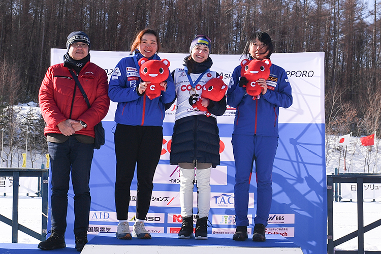 [写真]女子立位の表彰式　阿部選手2位