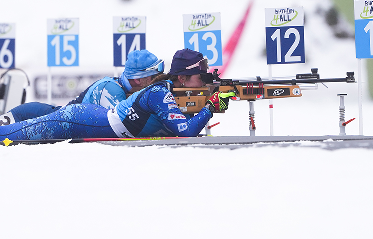 [写真]射撃をする阿部友里香選手