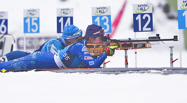射撃は伏せ射ちで行う手前が阿部友里香選手