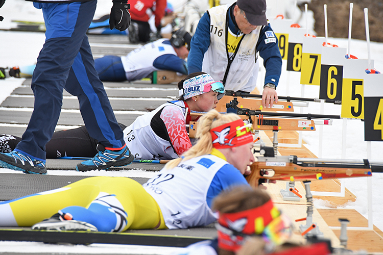 バイアスロンの射場 手前から2人目が阿部選手